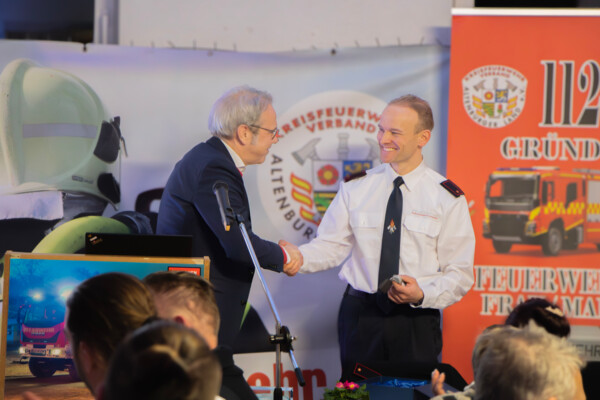 Handshake: Innenminister Georg Meier und Wehrführer Tobias Schnelle (Foto: Lydia Schuhmann) Handshake: Innenminister Georg Meier und Wehrführer Tobias Schnelle (Foto: Lydia Schuhmann)