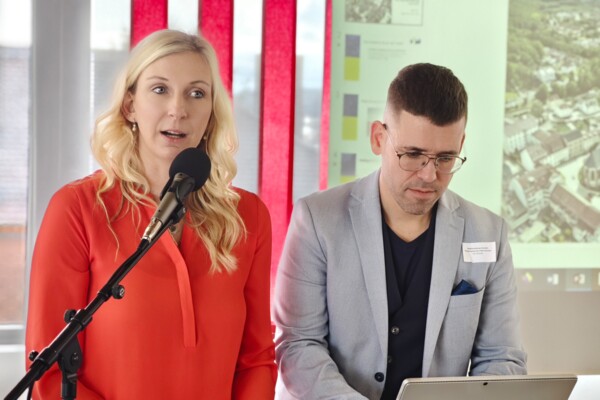 Wirtschaftsförderin Julia Waldmann spricht ins Mikrofon Wirtschaftsförderin Julia Waldmann spricht ins Mikrofon