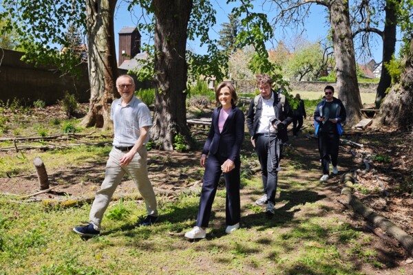 Elisabeth Kaiser auf dem Weg zum neu gestalteten Park am Wasserschloss Dobitschen
