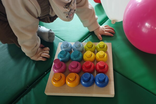 Babyhände mit Spielzeug Babyhände mit Spielzeug
