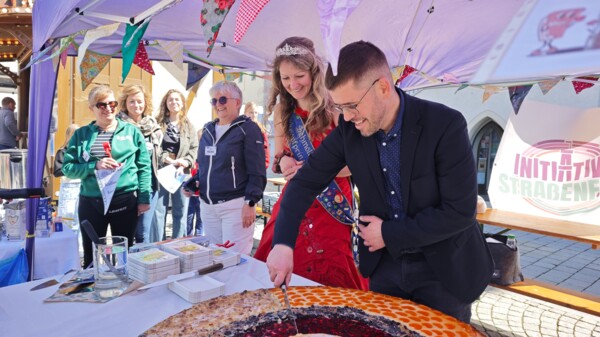 Knopfprinzessin Constanze I. und Bürgermeister Sven Schrade beim Knopfkuchenanschnitt
