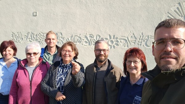 Gruppenbild bei der symbolischen Übergabe des Großstöbnitzer Dorfzentrums mit dem Bügermeister Sven Schrade, Vertreter*innen der Großstöbnitzer Feuerwehr, der Stiemtzer Landfrauen und der Stadtverwaltung Schmölln