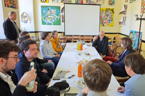 Im Schloss erfolgte ein kurzer historischer Überblick. Martin Burkhardt, Vorsitzender des Altenburger Bauernhöfe e.V. und Mitglied des Kernteams der „LandSchafft’s-Akademie“, veranschaulichte in exemplarischen Darstellungen die 330-jährige Geschichte des Areals.