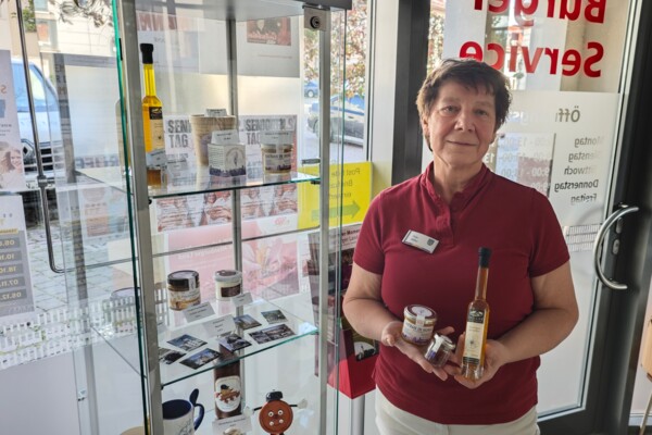 Safran-Souvenire im Bürgerservice Mitarbeiterin des Bürgerservice vor einer Vitrine mit Safran-Souveniren im Bürgerservice