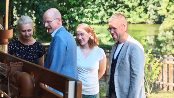 Kultusminister Christian Tischner zu Besuch in der Nemzer Rasselbande_Gespräche am Wasserspiel Kultusminister Christian Tischner zu Besuch in der Nemzer Rasselbande_Gespräche am Wasserspiel