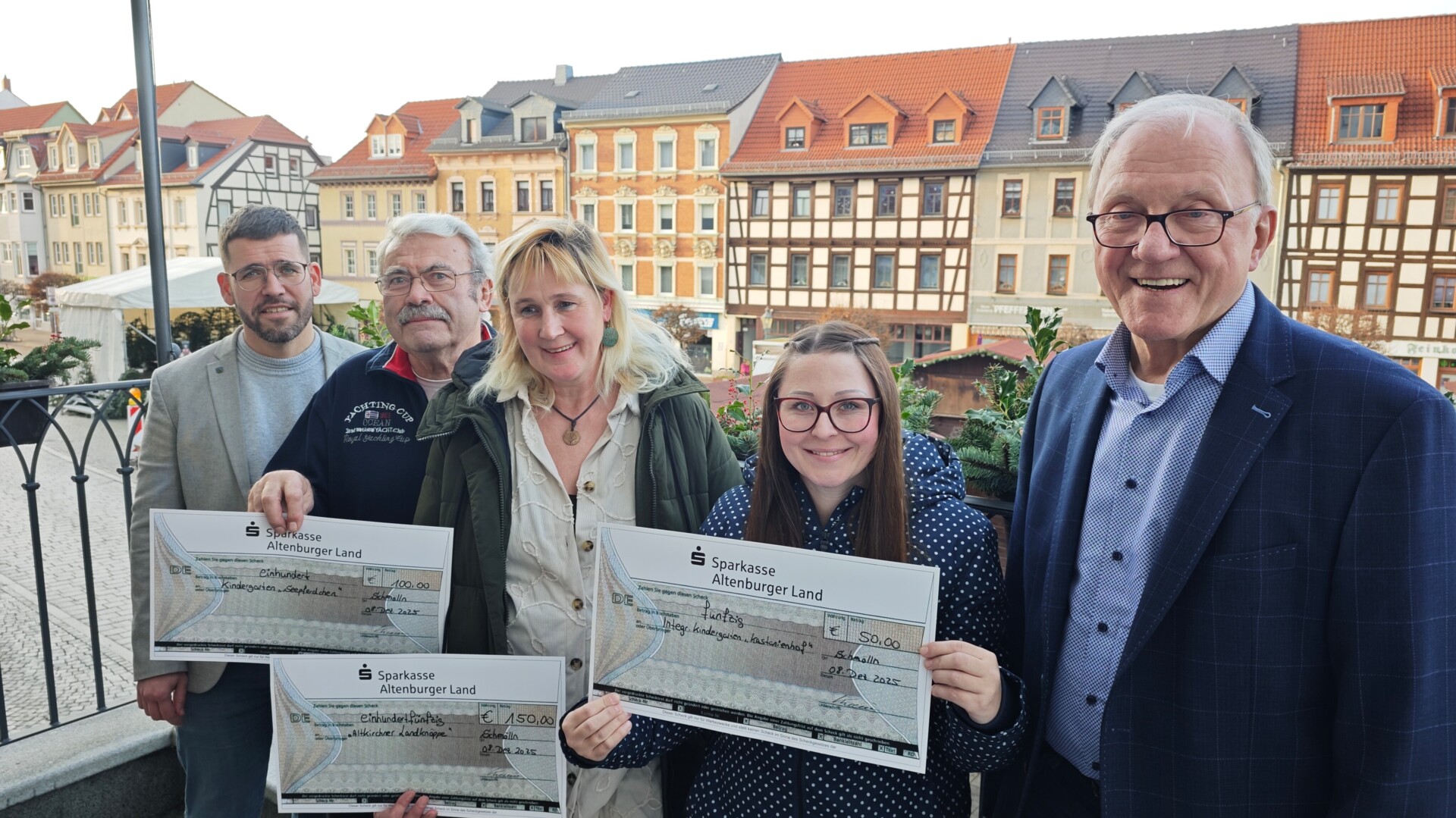 Die Vertreter von Kita, Rathaus und Verein präsentieren stolz die Schecks. Die Vertreter von Kita, Rathaus und Verein präsentieren stolz die Schecks.