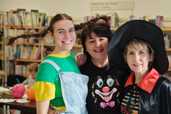 Das Bibliotheksteam im Kostüm Gruppenbild des Bibliothekteams mit der Bundesfreiwilligen Lilly Östreich als Pippi Langstrumpf, der Ehrenamtlichen Elke Koch in lustigem T-Shirt und der Bibliothekarin Heike Milke als Hexe beim Faschingsbasteln in der Bibliothek