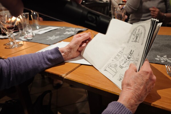 Historische Werke gingen von Hand zu Hand. Historische Werke gingen von Hand zu Hand.