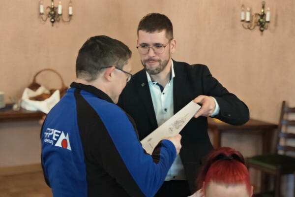 Übergabe Urkunde an Sponsor Metallverarbeitung Hippe