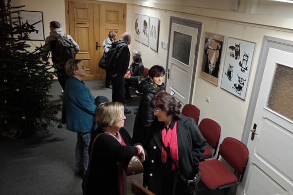 Volle Flure zur Ausstellunsgerweiterung von Luise Neupert Volle Flure zur Ausstellunsgerweiterung von Luise Neupert