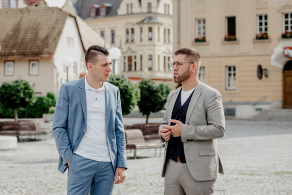 Schmöllner Bürgermeister Sven Schrade im Gespräch mit Gößnitzer Bürgermeister Patrick Albrecht auf dem Freiheitsplatz in Gößnitz Schmöllner Bürgermeister Sven Schrade im Gespräch mit Gößnitzer Bürgermeister Patrick Albrecht auf dem Freiheitsplatz in Gößnitz