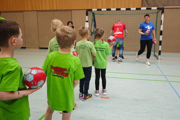 Die Kinder beim Handball