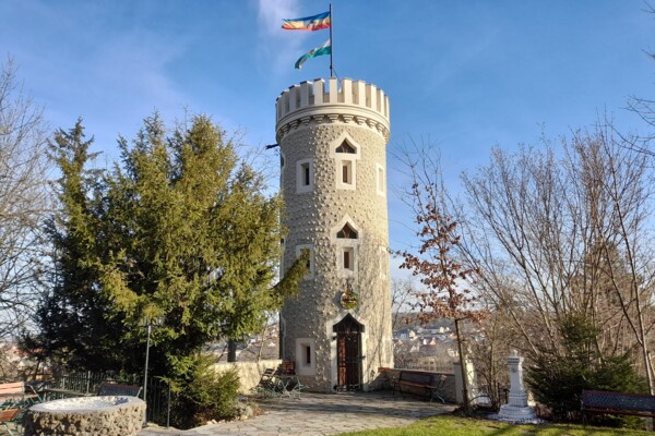 Hillertrurm bei Sonnenschein
