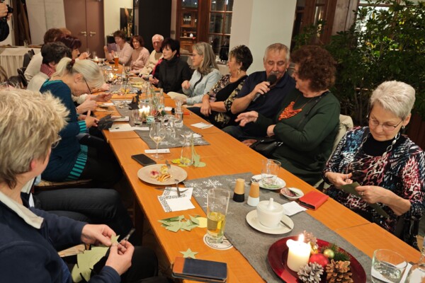 Der Reussische Hof war gut gefüllt zur Plauderstunde Luise Neupert. Der Reussische Hof war gut gefüllt zur Plauderstunde Luise Neupert.