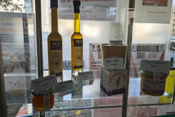 Safran-Souvenire im Bürgerservice Detailaufnahme der Safran-Souvenire, wie Safran-Likör oder Safran-Honig, im Bürgerservice