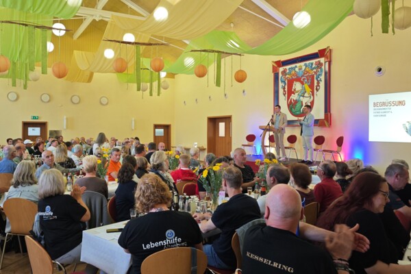 Blick in die volle Stadthalle von Gößnitz