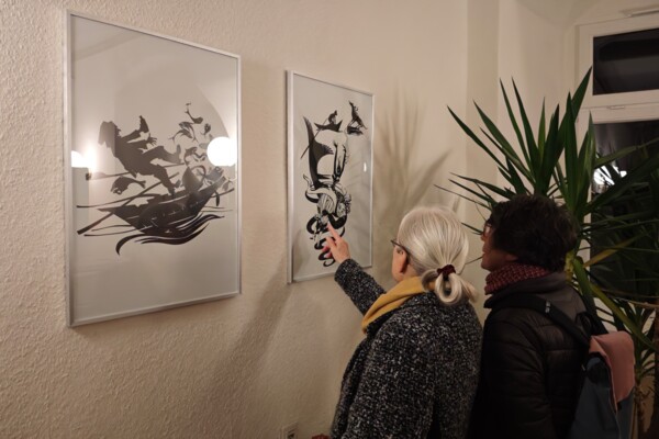 Zwei Bürgerinnen bestaunen die Kunst von Luise Neupert Zwei Damen betrachten und zeigen auf die Werke von Luise Neupert, die an der Wand hängen