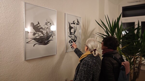 Zwei Damen betrachten Werke von Luise Neupert