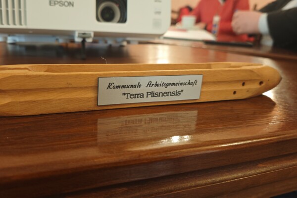 Der Staffelstab der AG "Terra Plinsensis" liegt auf einem Tisch.