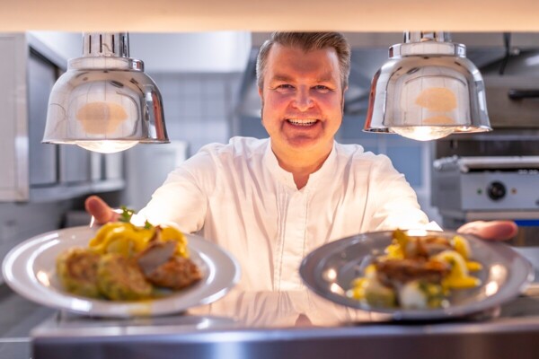 Reussischer Hof Schmölln_Koch serviert Essen ©Carsten Schenke