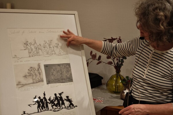 Angela Kiesewetter-Lorenz erklärte die einzelnen Schritte im Scherenschnitt. Angela Kiesewetter-Lorenz erklärte die einzelnen Schritte im Scherenschnitt.