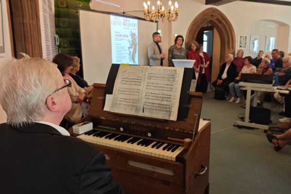 Blick in den vollen Saal mit Musiker im Vordergrund Blick in den vollen Saal mit Musiker im Vordergrund
