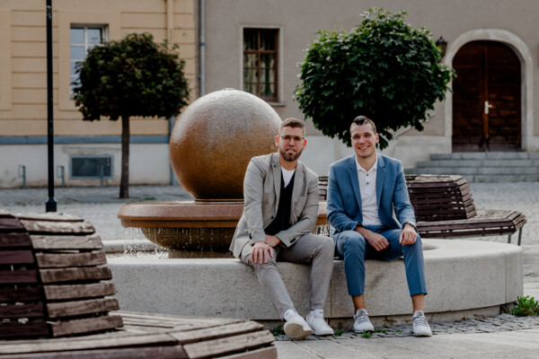 Schmöllner Bürgermeister Sven Schrade (links) und Gößnitzer Bürgermeister Patrick Albrecht sitzen auf dem Brunnen vor dem Gößnitzer Rathaus Schmöllner Bürgermeister Sven Schrade (links) und Gößnitzer Bürgermeister Patrick Albrecht sitzen auf dem Brunnen vor dem Gößnitzer Rathaus