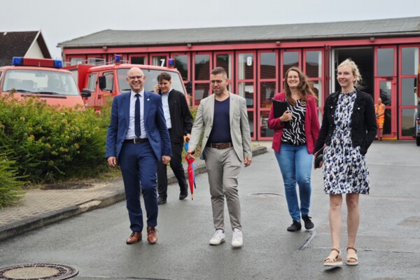 Norman Müller, Bürgermeister Sven Schrade, Ordnungsamtsleitung Jennifer Meyer und Wirtschaftsförderin Julia Waldmann vor der Feuerwehr in Schmölln