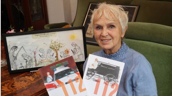 Oberärztin Dr. Renate Scholz zeigt ihre Bücher