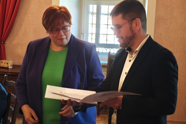 Übergabe Urkunde an Sponsorin Katja Keller