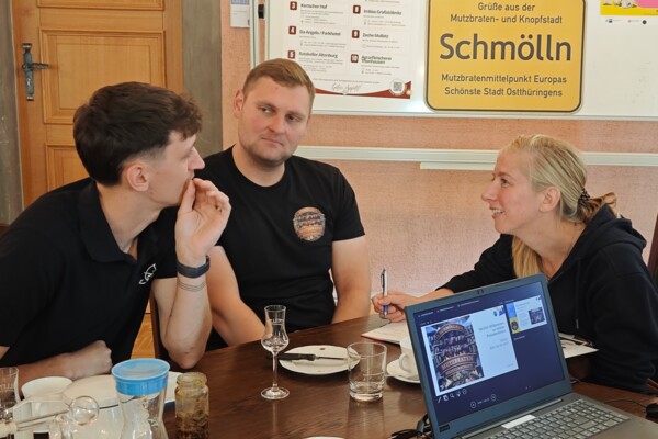Team DWP unterhält sich mit der Presse