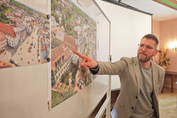 Bürgermeister Sven Schrade zeigt kleine Details im Schmöllner Zukunftsbild