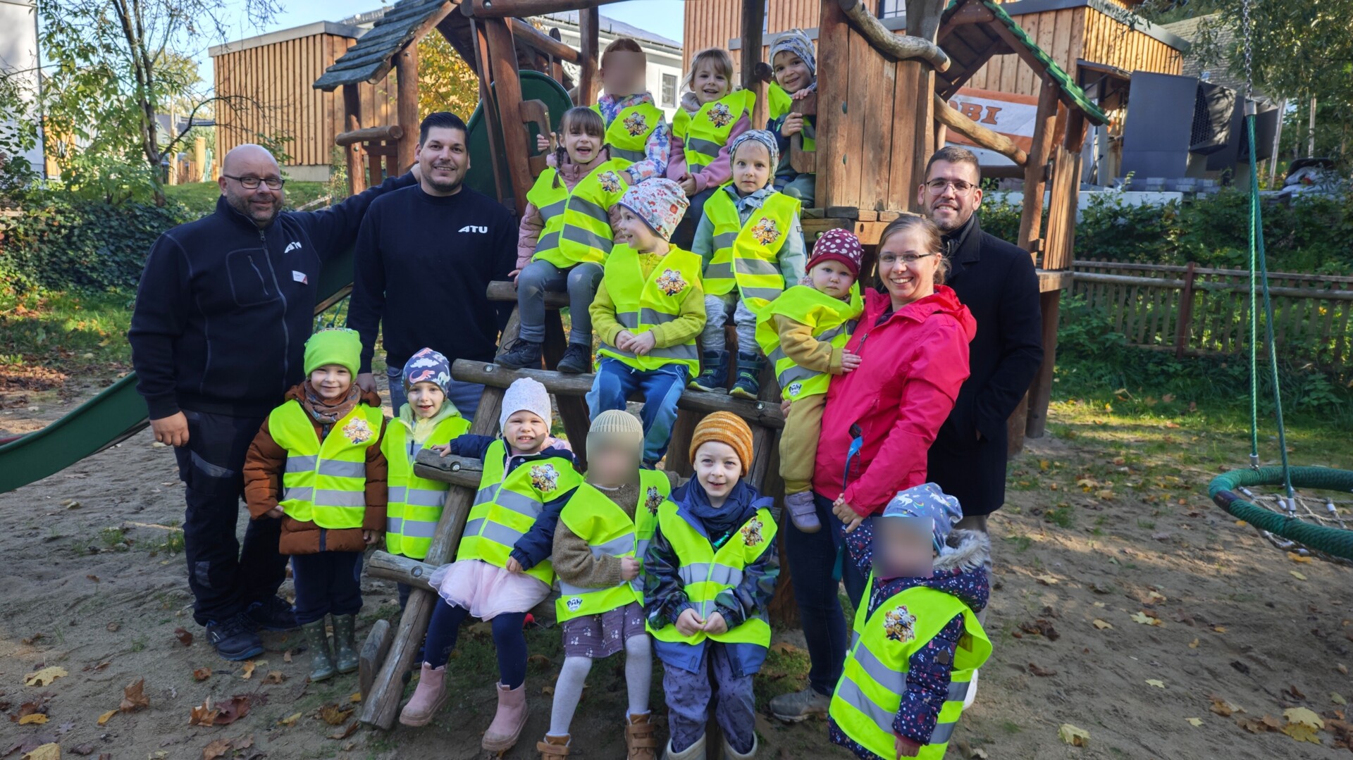 Gruppenbild Kita Rasselbande mit Warnwesten Gruppenbild Kita Rasselbande mit Warnwesten