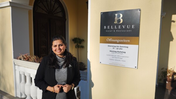Die Inhalberin Jawaria Kanwal Chaudhary  vor dem Bellevue-Gebäude