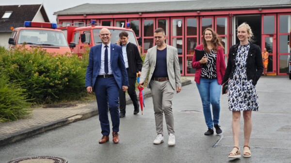 Norman Müller, Bürgermeister Sven Schrade, Ordnungsamtsleitung Jennifer Meyer und Wirtschaftsförderin Julia Waldmann vor der Feuerwehr in Schmölln