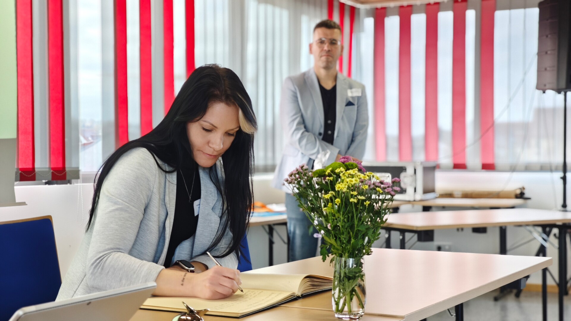 Eintragung von Julia Dietzel ins Goldene Buch der Stadt Schmölln Eintragung von Julia Dietzel ins Goldene Buch der Stadt Schmölln