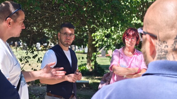 Kollegen vom Ordnungsamt, Verkehrsbehörde, Friedhofswesen, Bürgermeister und Stadtratsmitglied Rauschenbach begutachteten die Parksituation auf dem Friedhof. Kollegen vom Ordnungsamt, Verkehrsbehörde, Friedhofswesen, Bürgermeister und Stadtratsmitglied Rauschenbach begutachteten die Parksituation auf dem Friedhof.