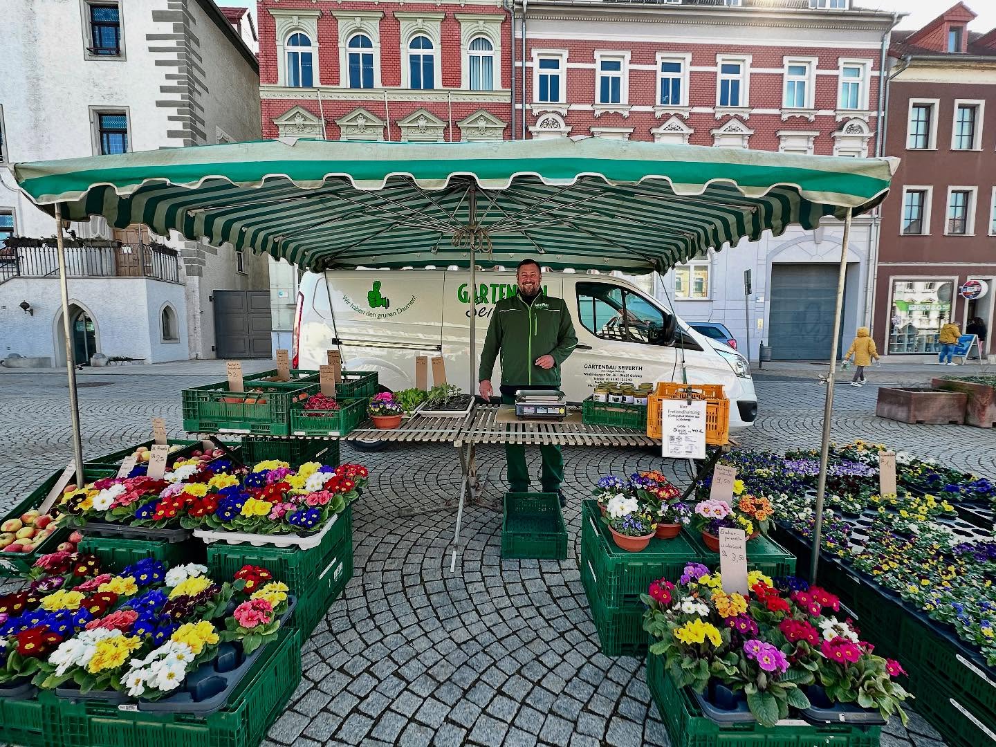 Der Blumenstand der Gärtnerei Meinhardt. Zu sehen ist der Blumenstand der Gärtnerei Meinhardt. Viele Blumen stehen vor dem Lieferauto präsentiert.
