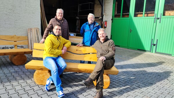 Volker Wendt (Firma Marsteller), Hans-Jürgen-Krause (Heimatverein Schmölln), Sven Schrade (Bürgermeister) und Bernd Wannenwetsch auf/an der neuen Bank