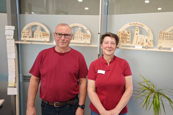 Ingolf Deierlein und Jana Hiller vom Bürgerservice vor den neuen Schwippbögen Ingolf Deierlein und Jana Hiller vom Bürgerservice vor den neuen Schwippbögen