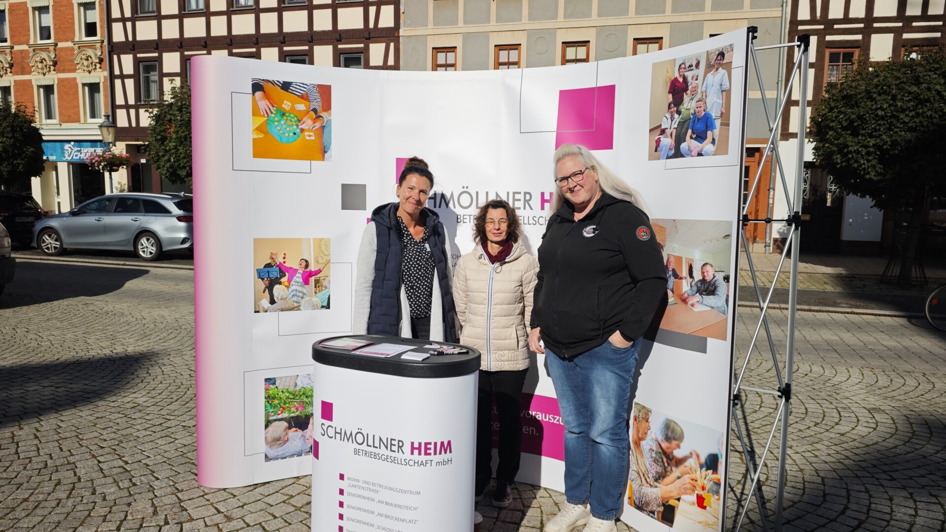 Die Schmöllner Heimbetriebsgesellschaft mbH auf dem Wochenmarkt in Schmölln Die Schmöllner Heimbetriebsgesellschaft mbH auf dem Wochenmarkt in Schmölln