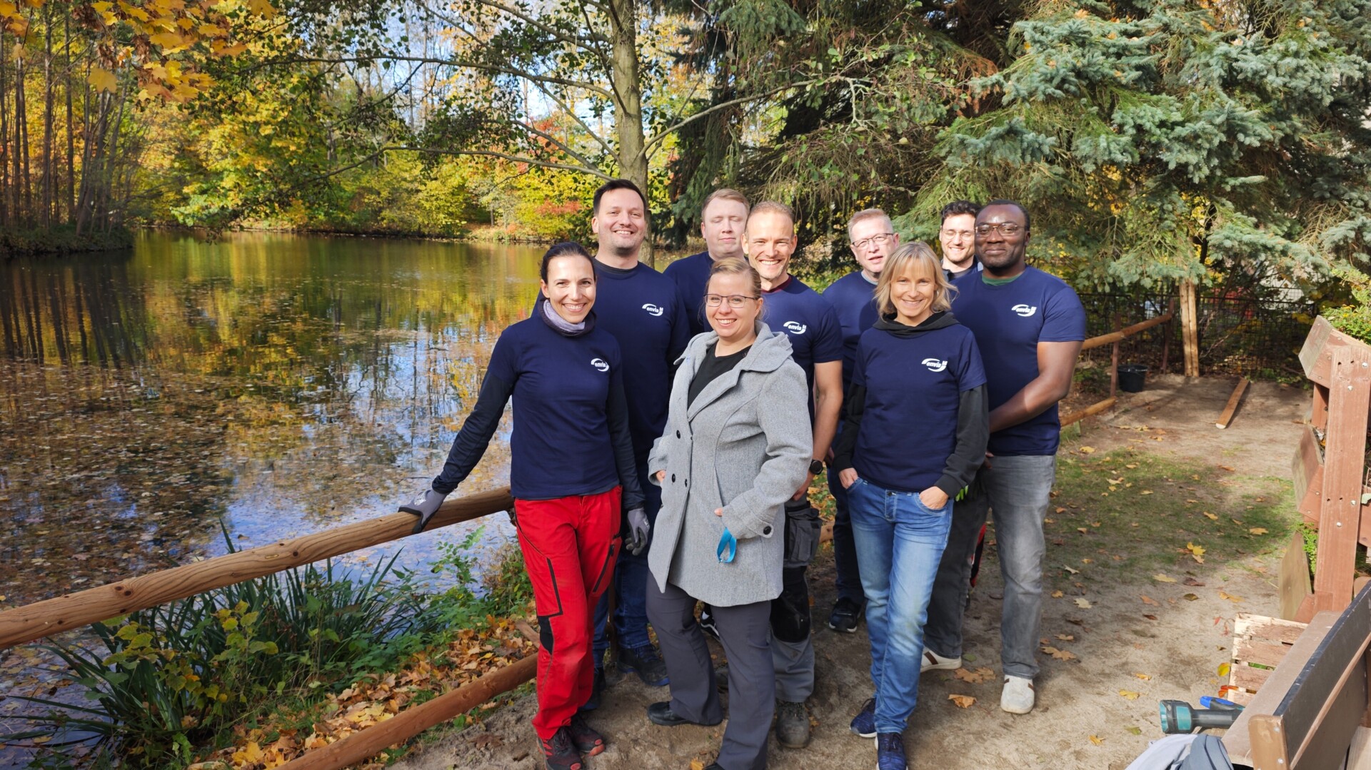 8 Mitarbeiter der enviaM-Gruppe bauten einen Zaun für die Rasselbande 8 Mitarbeiter der enviaM-Gruppe bauten einen Zaun für die Rasselbande