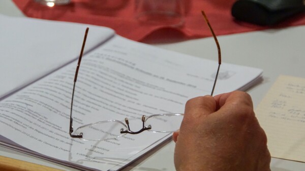 Stadtrat Teaser - Blatt mit Brille