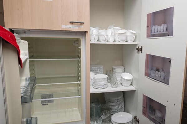 Kulturhaus Drogen - Küche mit GeschirrKulturhaus Drogen - Küche mit Geschirr Kulturhaus Drogen - Küche mit Geschirr