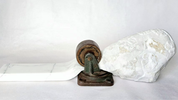 Skulptur aus Marmor und Metall von Baschka. Foto: Baschka / www.baschka.net