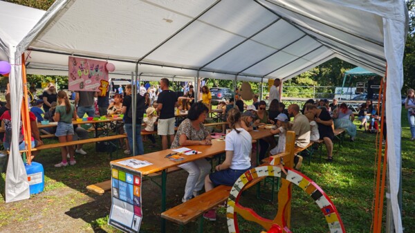 Blick ins Festzelt beim Kinder- und Vereinsfest