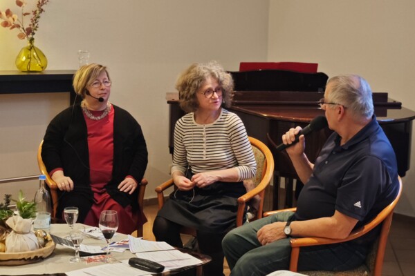 v.l.n.r.: Elke Sieg und Angela Kiesewetter-Lorenz vom Freundeskreis Scherenschnitt, Frank Hübschmann (Moderator) v.l.n.r.: Elke Sieg und Angela Kiesewetter-Lorenz vom Freundeskreis Scherenschnitt, Frank Hübschmann (Moderator)