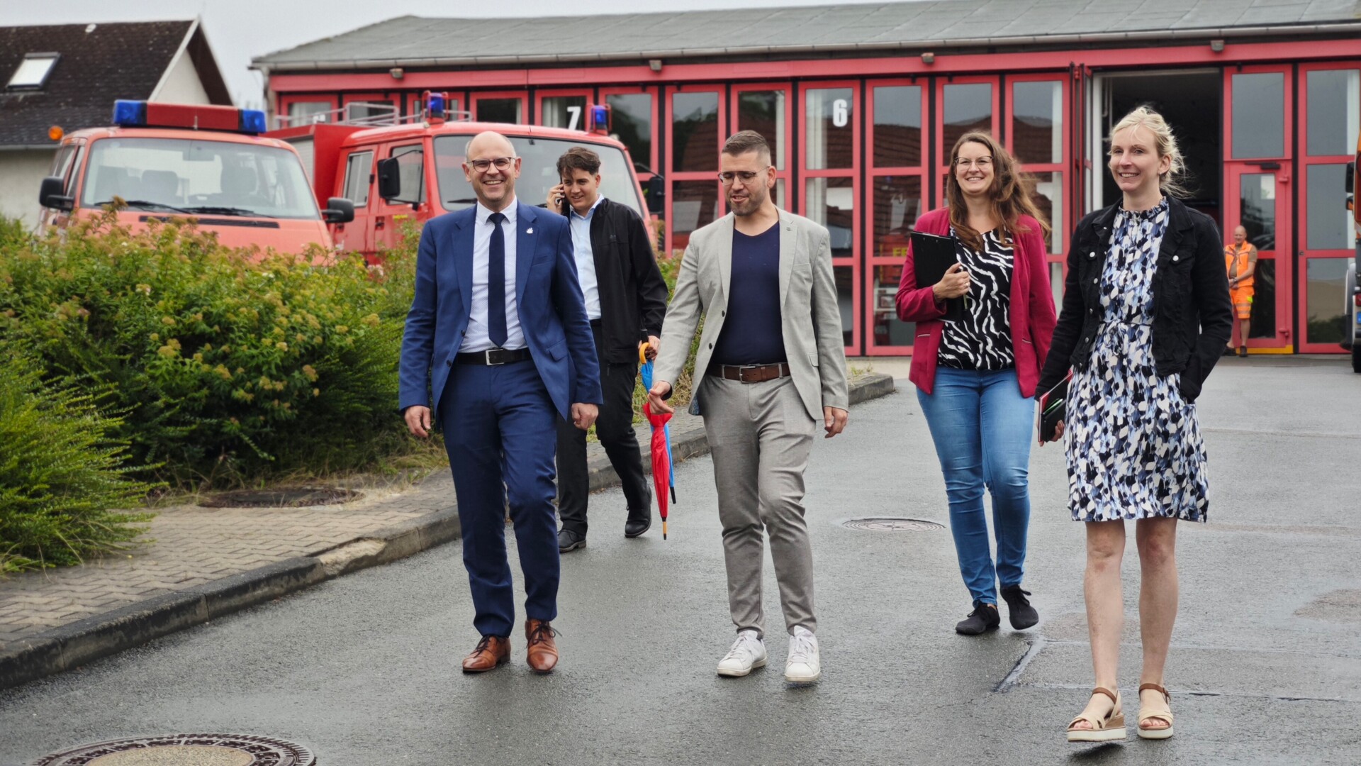 Norman Müller, Bürgermeister Sven Schrade, Ordnungsamtsleitung Jennifer Meyer und Wirtschaftsförderin Julia Waldmann vor der Feuerwehr in Schmölln