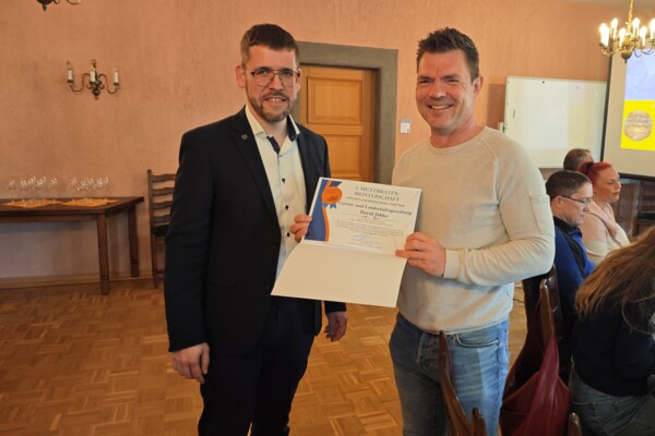 Übergabe Urkunde an Sponsor Gartenlandschaftsbau David Jähler