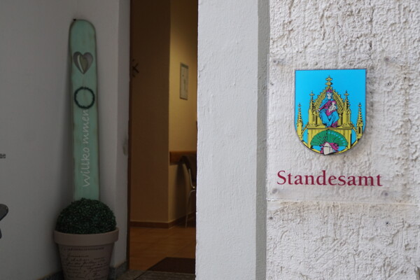Zu sehen ist der Eingangsbereich des Standesamtes.